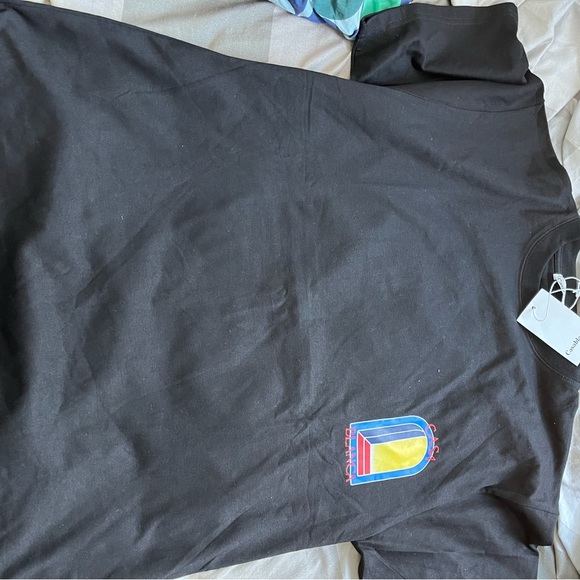 a beautiful and comfortable t-shirt to wear - Picture 2 of 2